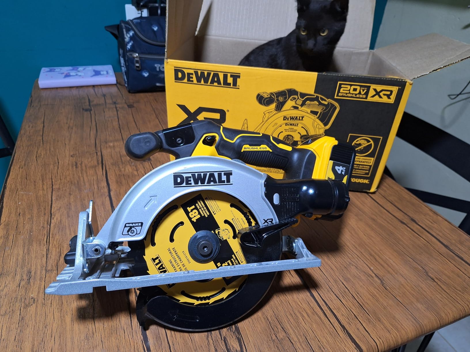 DEWALT 20V MAX* 6-1/2 in. Brushless Cordless Circular Saw, Tool Only (DCS565B) customer photo 2