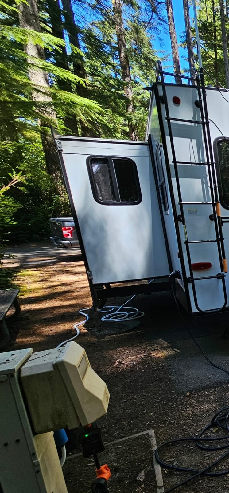 weBoost Drive Reach RV - Cell Phone Signal Booster kit | Boosts 4G LTE & 5G for All U.S. Carriers - Verizon, AT&T, T-Mobile & more | Made in the U.S. | FCC Approved (model 470354) customer photo 2