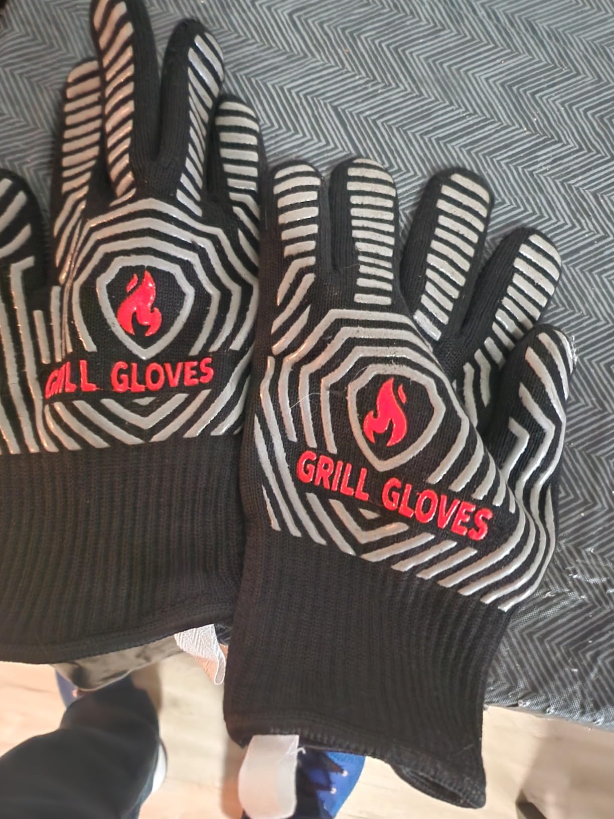 QUWIN BBQ Gloves, 1472°F Heat Resistant Grilling Gloves Silicone Non-Slip Oven Mitts, Kitchen Gloves for BBQ, Grilling, Cooking, Baking(One Size Fits Most, Black)- 1 Pair customer photo 2