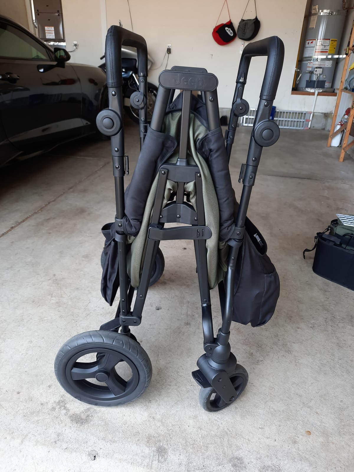 Jeep Deluxe Wrangler Stroller Wagon with Cooler Bag and Parent Organizer by Delta Children, Black/Green customer photo 1