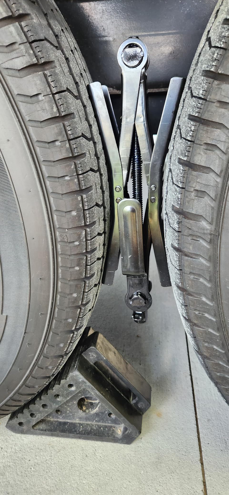 Camper Wheel Chock Stabilizer 2 Sets, Double Speed Heavy Duty Truck RV Tire Scissor Locking X Chock, Camper Accessories for Travel Trailers Tire Chalks, Anti Rust Coating, Fit for 3.5” to 12” customer photo 1