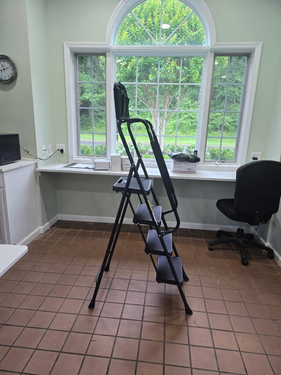 HBTower Step Ladder with Handrails, 4 Step Ladder with Attachable Tool Bag customer photo 2