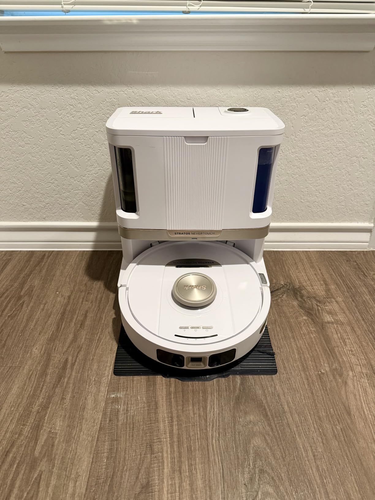 Shark AV2501S AI Ultra Robot Vacuum, with Matrix Clean, Home Mapping, 30-Day Capacity HEPA Bagless Self Empty Base, Perfect for Pet Hair, Wifi, Dark Grey customer photo 2