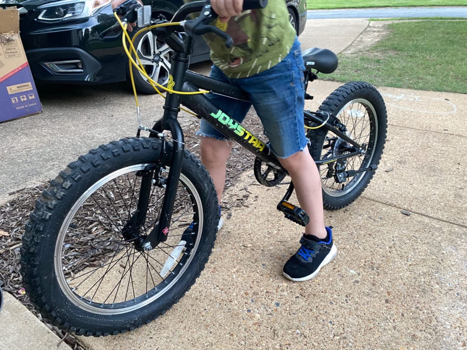 JOYSTAR 20 Inch Mountain Bike for Kids Ages 7-10 Year Old, 3-Inch Wide Knobby Tires, 7 Speed Drivetrain, Disc Brakes, Fat Tire Kids Bicycles for Boys Girls customer photo 1