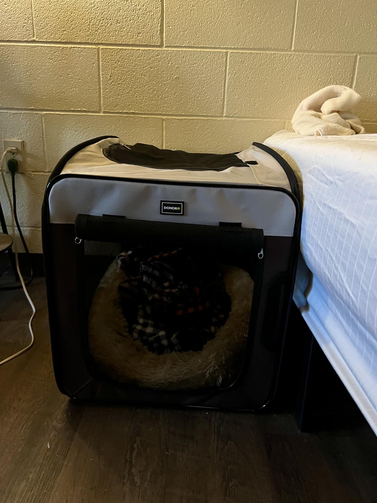 DONORO Dog Kennels and Crates for Medium Dogs, Portable Pop Up Indoor Pet Cage with Sturdy Wire Frame, Collapsible Travel Crate Soft Sided Cat Bag Escape Proof (Brown, 28.0