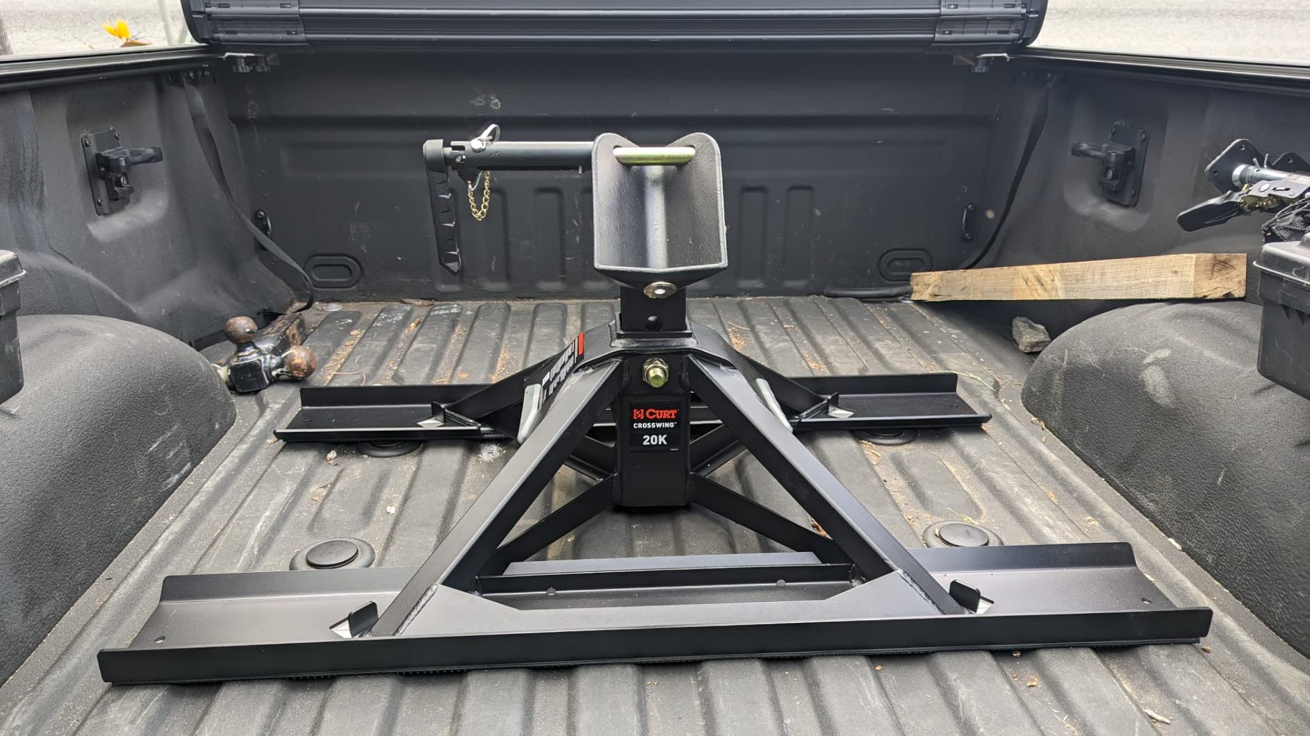 CURT 16600 CrossWing Lightweight 5th Wheel Hitch, 20,000 lbs. customer photo 1