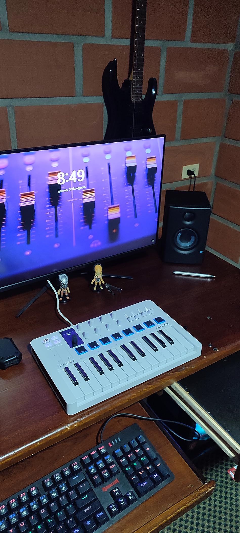 Arturia MiniLab 3 Universal MIDI Controller, White customer photo 2