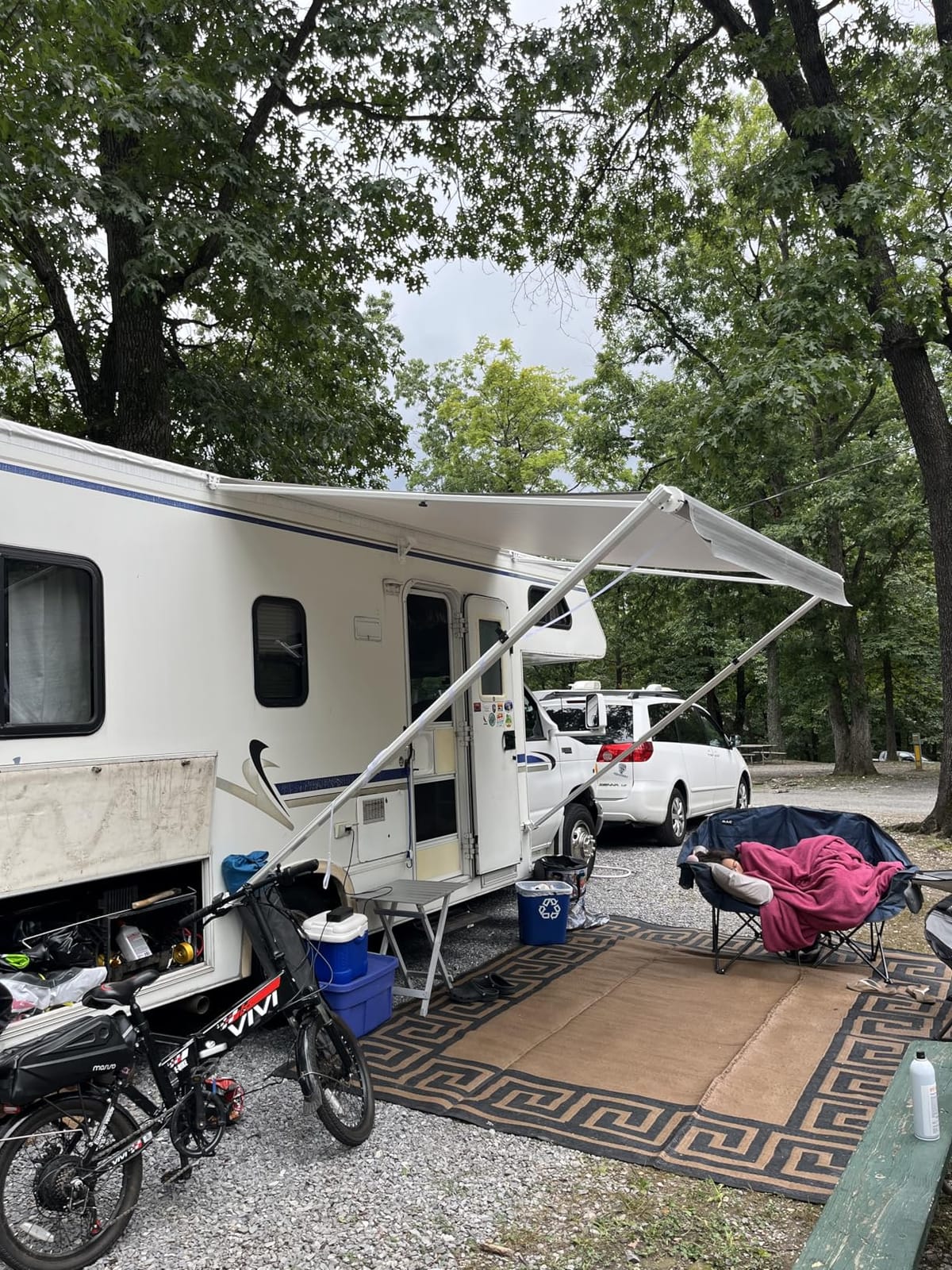 YESCAMP Manual RV Awning Complete Kit Retractable Camper Awning for RV or Trailers RV Roll Out Awning for Camper or 5th Wheel,Travel Trailers,Toy Haulers,Motohome(10Ft,White Frame,Black Stripe) customer photo 2