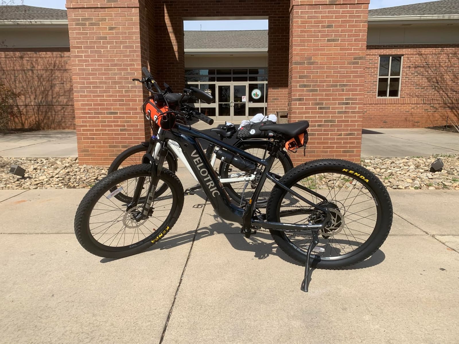 ULAC COURSIER COLLECTION Neo Porter Bike Feed Bag for Handlebar, with front eyelet accommodating lights and sunglasses and a shoulder strap for easy transport customer photo 2