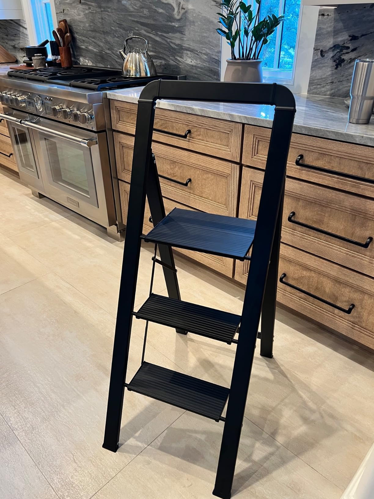 KINGRACK Aluminium 4 Step Ladder, Lightweight Step Stool with Non-Slip Pedals, Handrail, Foldable Step Ladder for Kitchen, Garage, Home, Space Saving, Sturdy and Portable, Silver customer photo 2