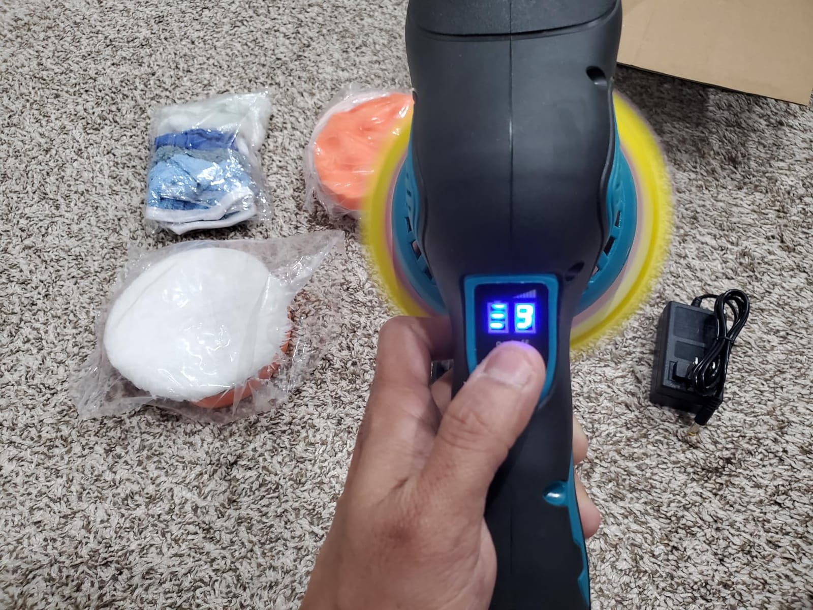 Cordless Car Buffer Polisher, 6 In Mini Buffer Polisher Kit with 2 Pack 21V Rechargeable Batteries,8 Variable Speed 5500RPM Orbital Polisher for Car Boat Detailing, Polishing,Scratch Removing customer photo 2