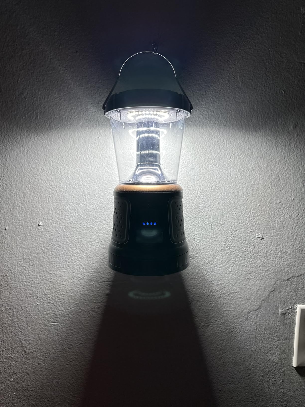 Duracell - 2000 lumens LED flashlight with 360° and 180° illumination for camping, fishing and emergency use, 6 light modes and 3 power supplies available for charging, 1654528 customer photo 1