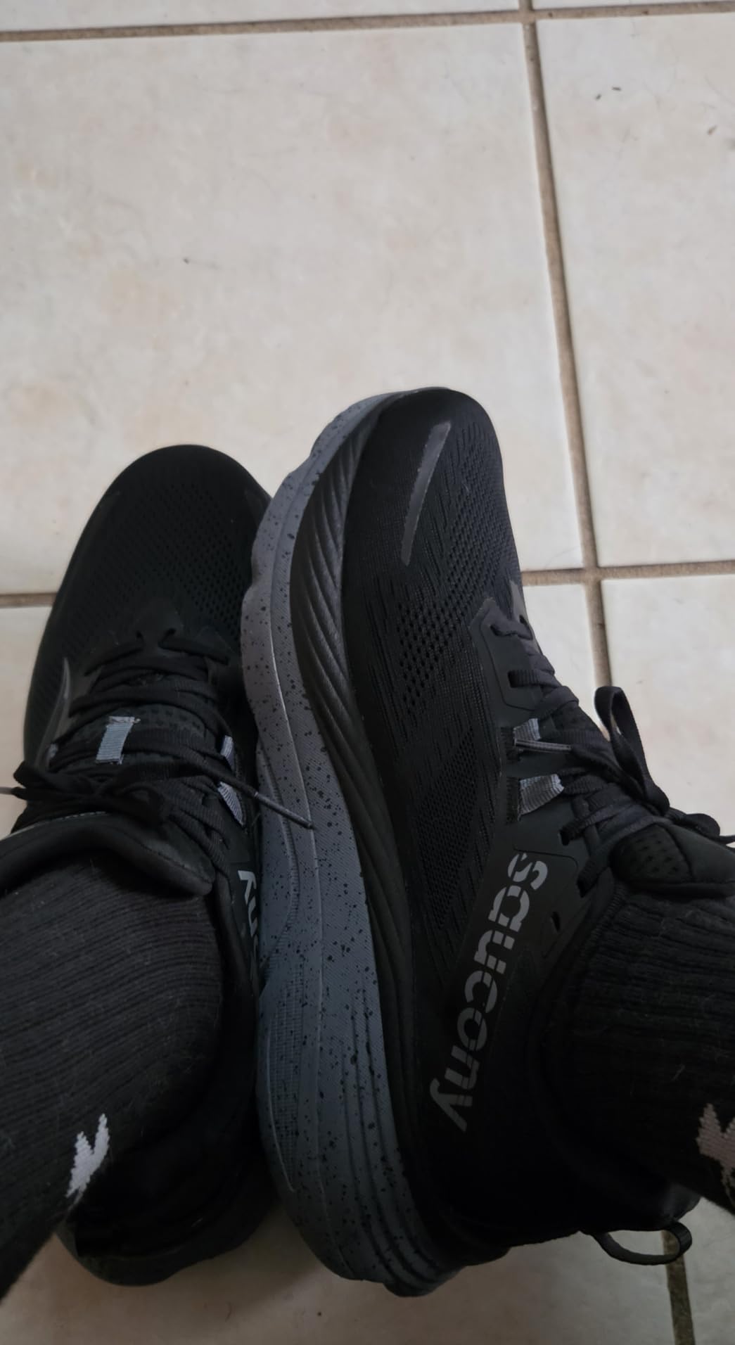 Saucony Men's Hurricane 24 Sneaker customer photo 1