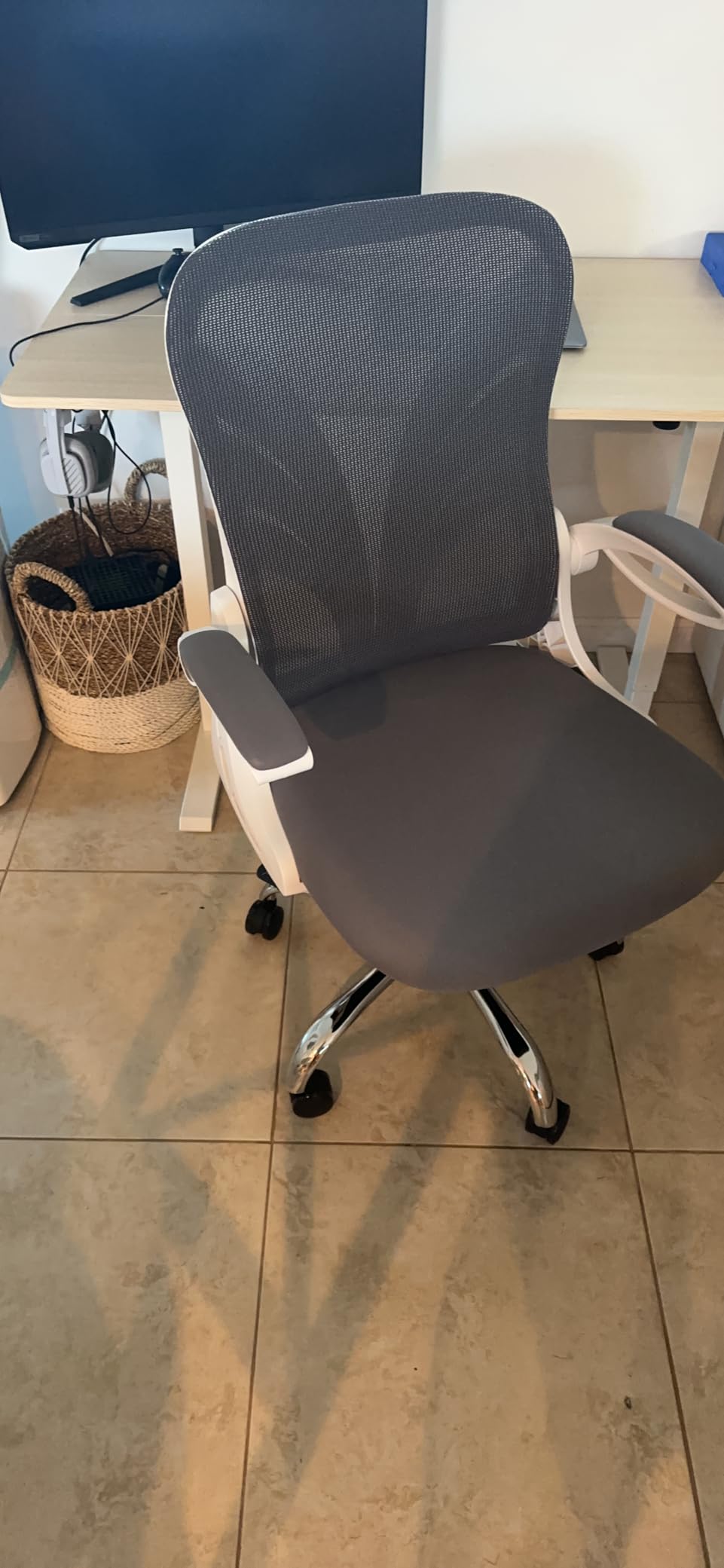 HOLLUDLE Ergonomic Mesh Office Chair - 3D Adjustable Lumbar Support & 3D Armrests, V-Shaped Back, Adjustable Desk Chair for Office & Home, White customer photo 2