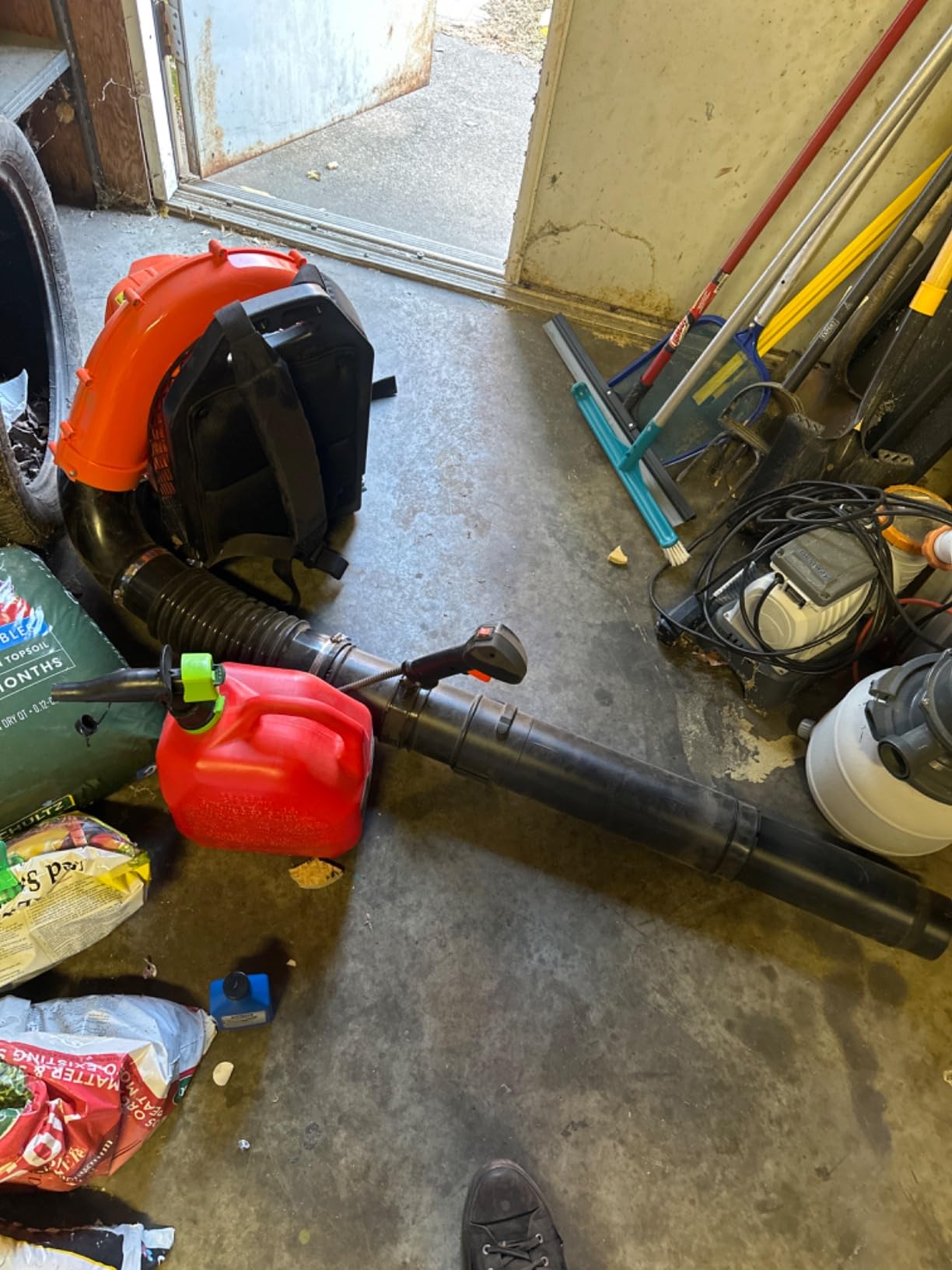 VEVOR 63CC Gas Backpack Leaf Blower, 2-Cycle 1110CFM 220MPH customer photo 2