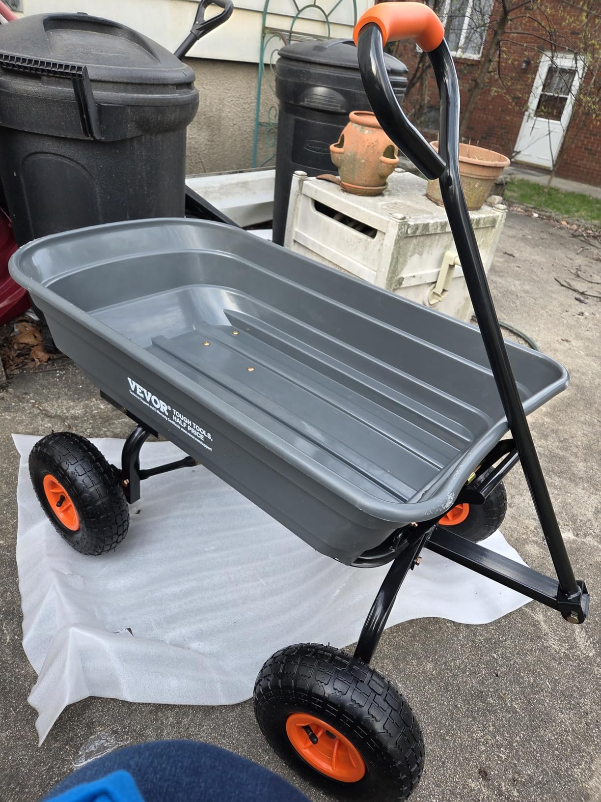 VEVOR Poly Garden Dump Cart 4 Cu.Ft. 600 lbs 4 Wheel Wheelbarrow Dump Wagon customer photo 2
