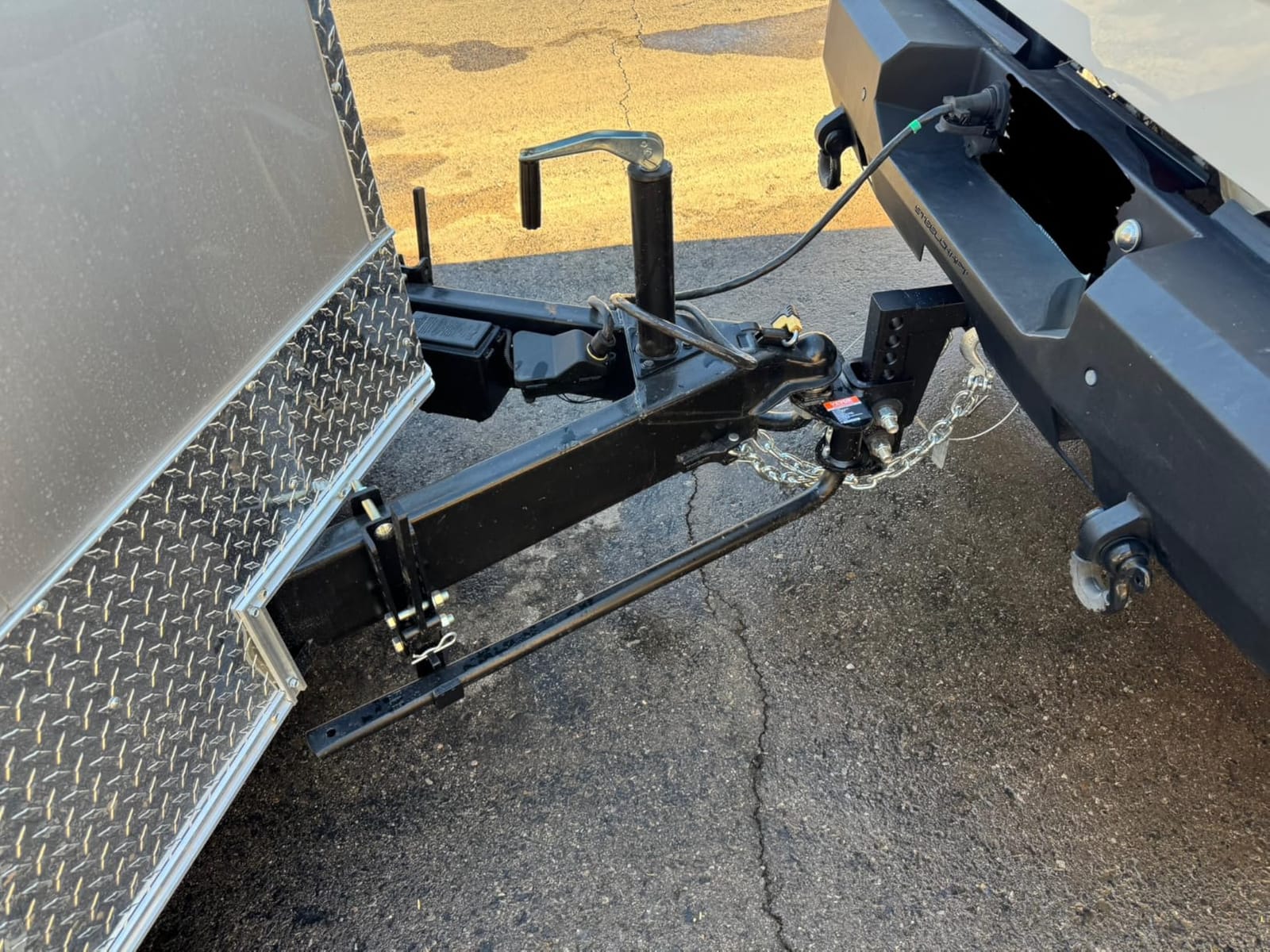 VEVOR Sway Control Weight Distribution Hitch, 1,500 lbs Capacity, Trailer Hitch Kit with 2-Inch Solid Steel Shank, 2-5/16 Inch Alloy Steel Ball, Powder-Coated Load Leveling, Black customer photo 1
