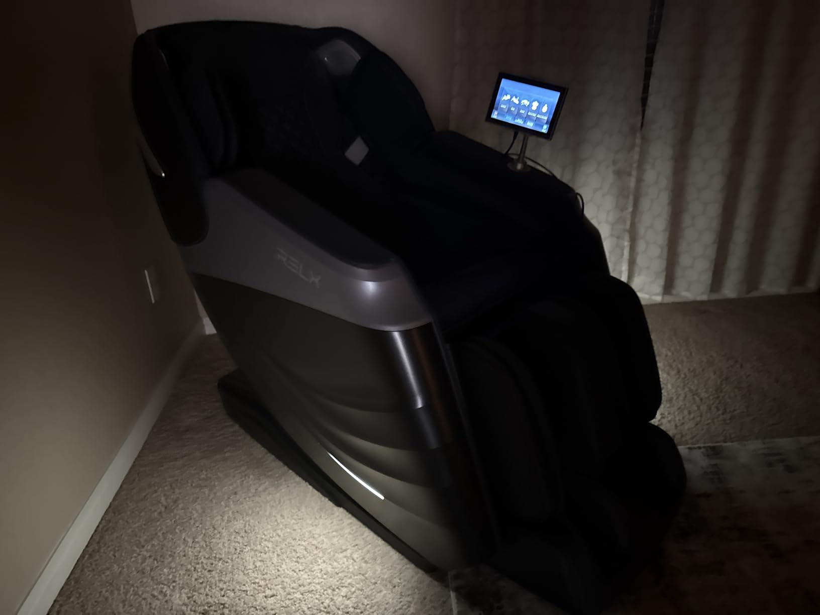 RELX Massage Chair Full Body with Body Scan, Zero Gravity, SL-Track, Black customer photo 2