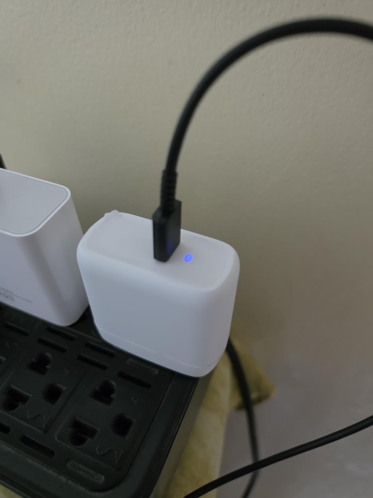 Amazon Basics 65W customer photo 1