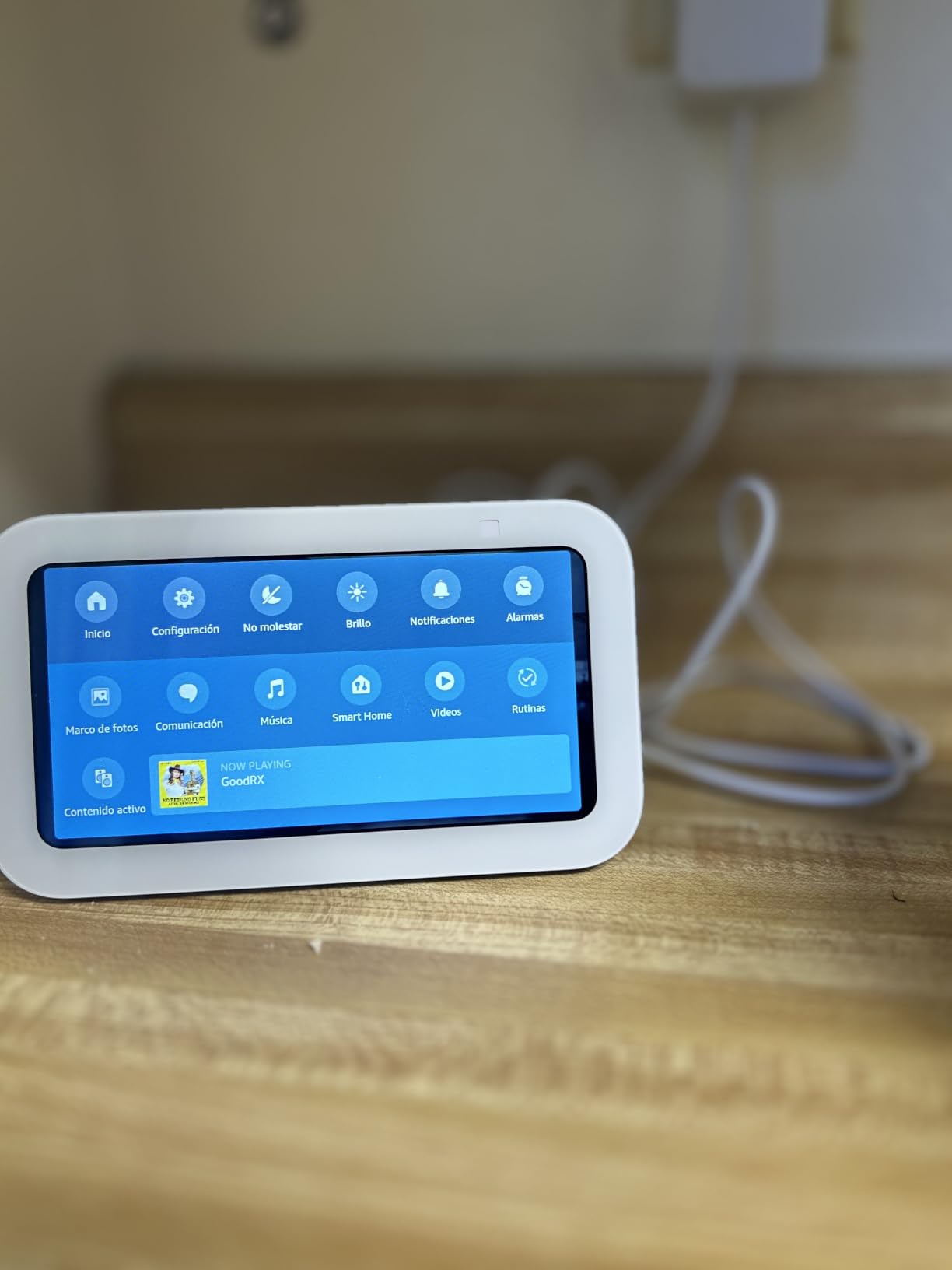Amazon Echo Show 5 (newest model), Smart display, Designed for Alexa+, 2x the bass and clearer sound, Charcoal customer photo 2