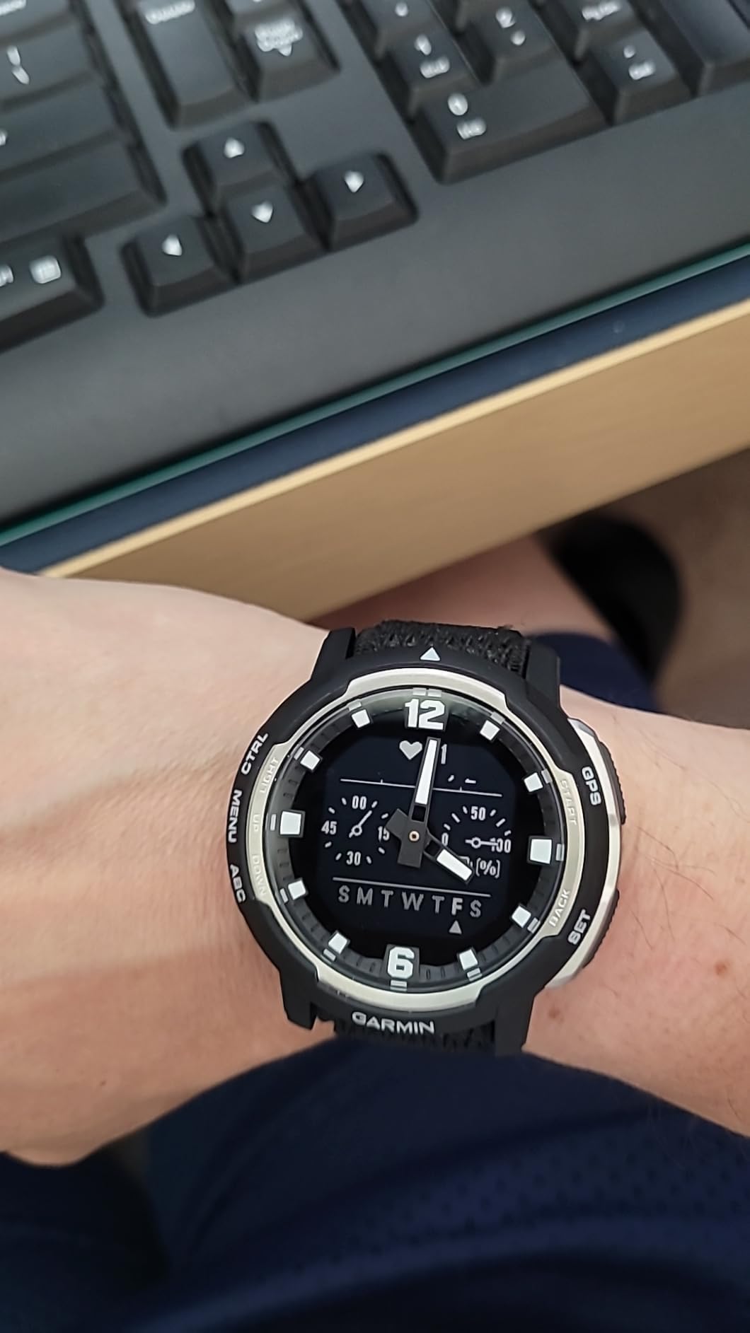Garmin Instinct® Crossover, Hybrid Smartwatch, 45mm, Black customer photo 1