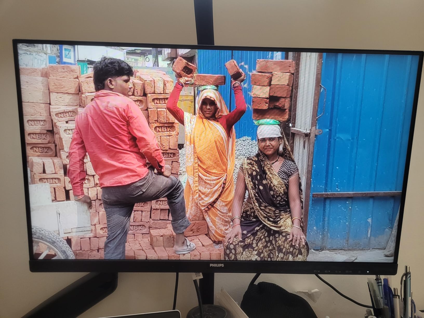Philips 241V8LB 23.8-inch customer photo 1