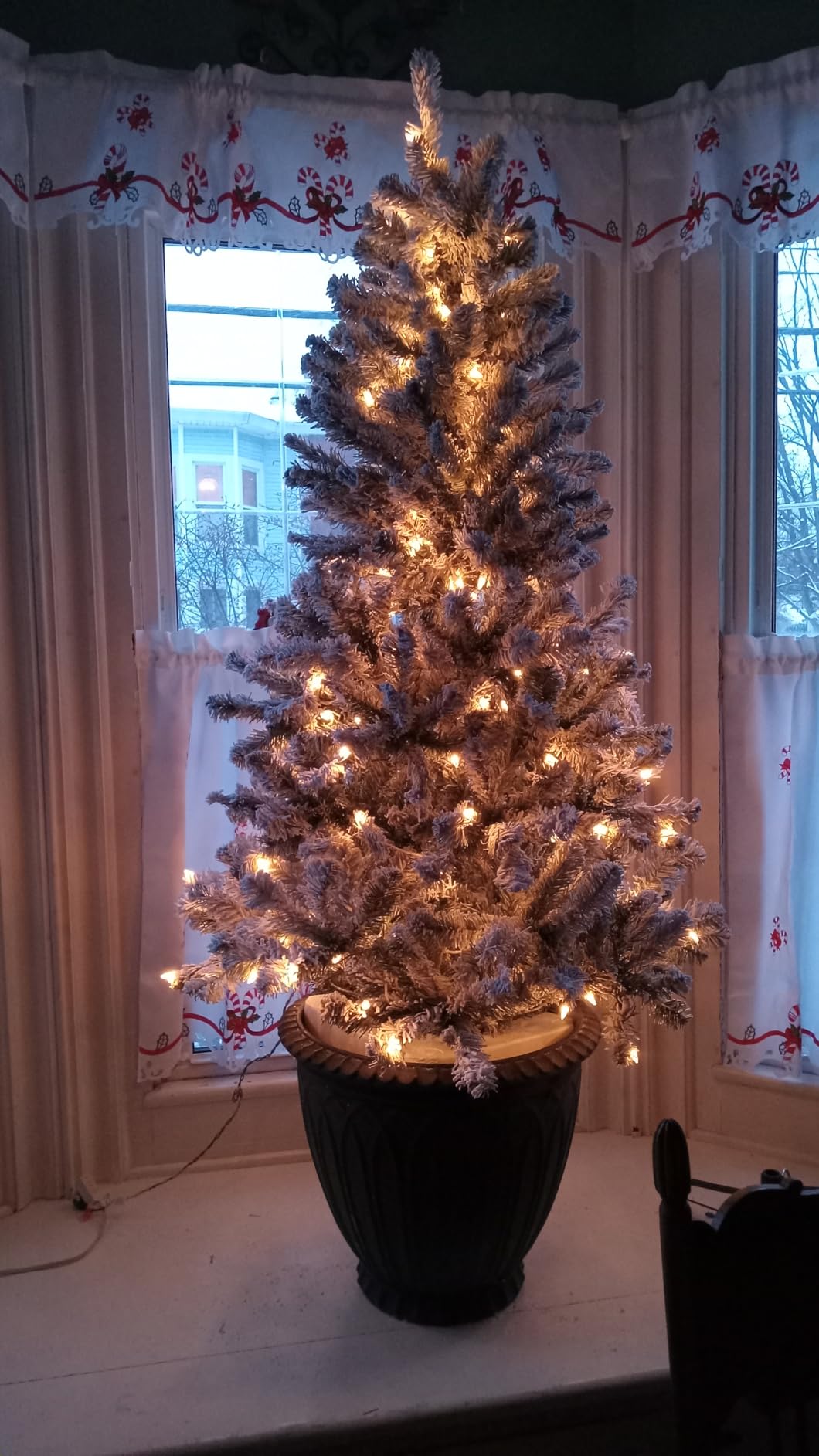 SHareconn 7ft Snow Flocked Spruce Pre-lit Artificial Christmas Tree, White customer photo 1