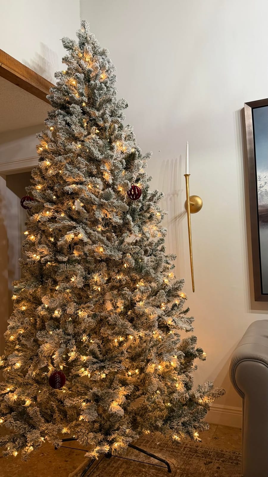 SHareconn 7ft Snow Flocked Spruce Pre-lit Artificial Christmas Tree, White customer photo 2