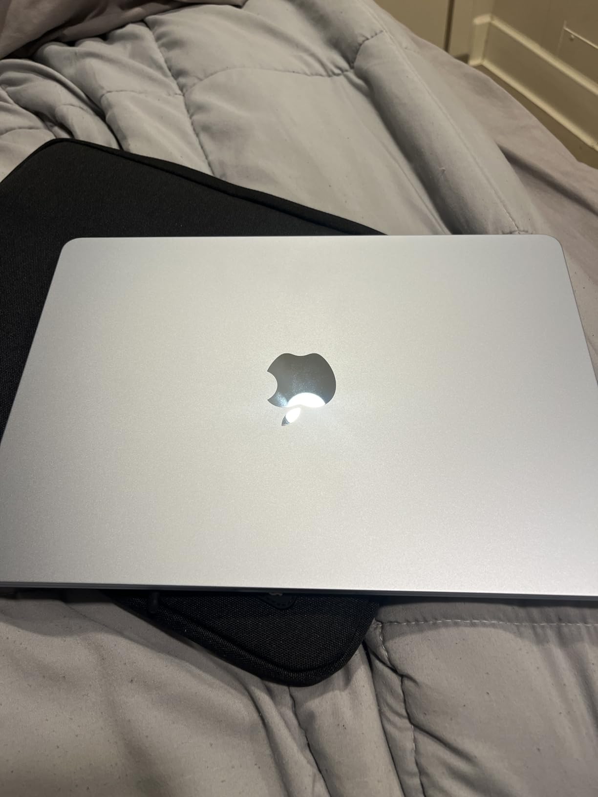 Apple 2025 MacBook Air 13-inch Laptop with M4 chip: Built for Apple Intelligence, 13.6-inch Liquid Retina Display, 24GB Unified Memory, 512GB SSD Storage, 12MP Center Stage Camera, Touch ID; Midnight customer photo 1